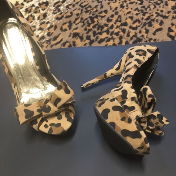 Fabulous Platform Heels 9 - Picture 1 of 3